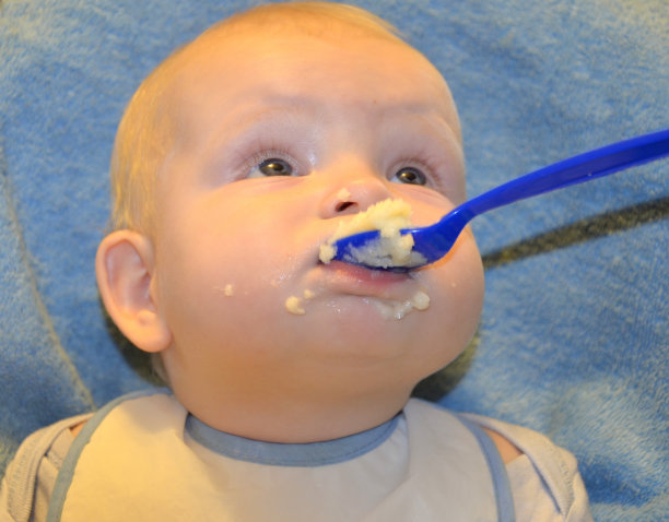 孩子和粥图片下载