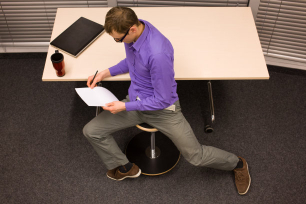 健康生活在办公室，男人在纸上写字伸展腿图片下载