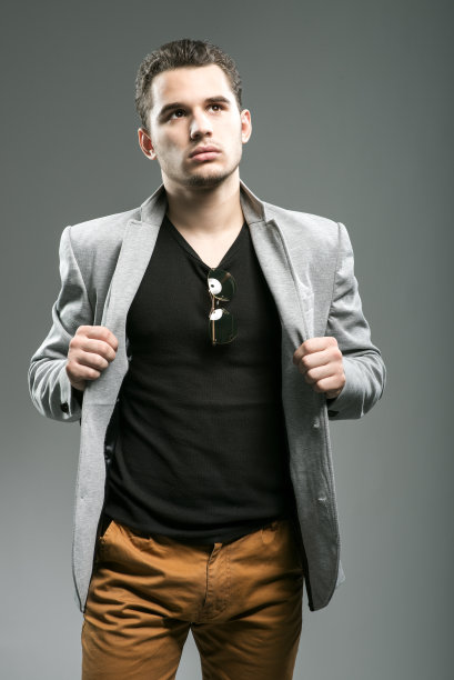 英俊的年轻商人摆姿势图片下载