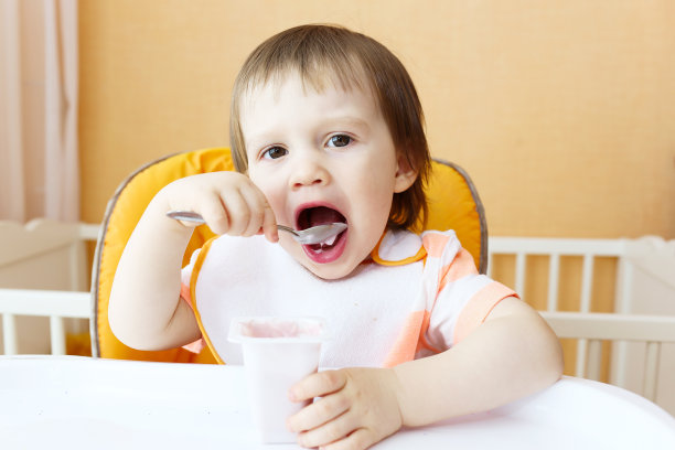 可爱的18个月的婴儿吃你的院子图片下载