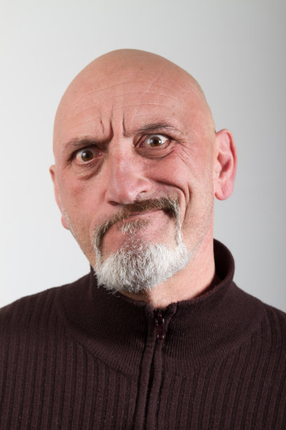 一个表情失望的男人的肖像图片下载