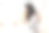 年轻女子在现代化的厨房里吃早餐图片下载