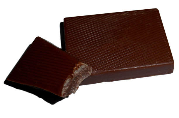 被咬碎的巧克力，孤立在白色图片下载