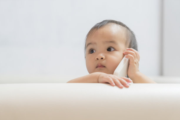 宝宝扮演对着手机说话的角色图片下载