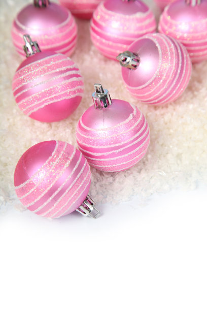 雪花上的圣诞球图片下载