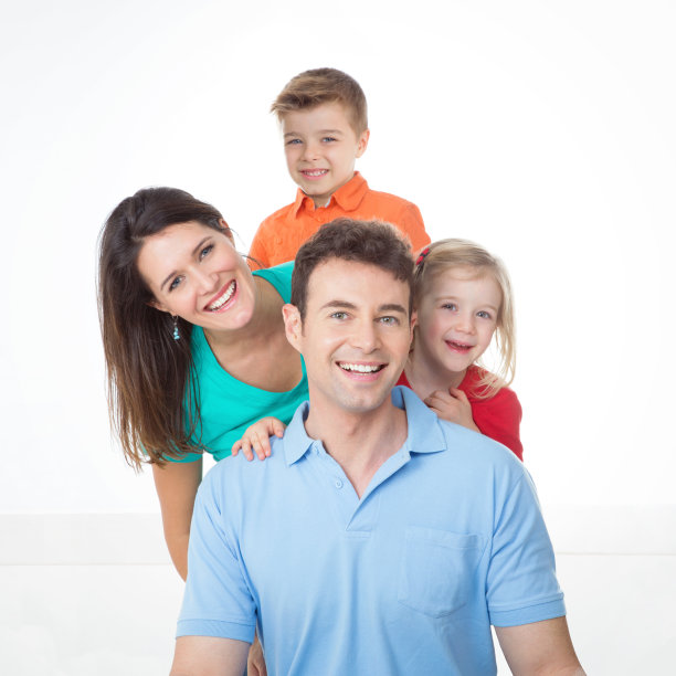 幸福的年轻家庭 портрет图片下载