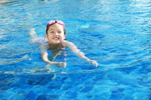 游泳池里的孩子们素材图片