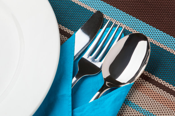 刀，叉，勺子和盘子放在桌上。图片下载