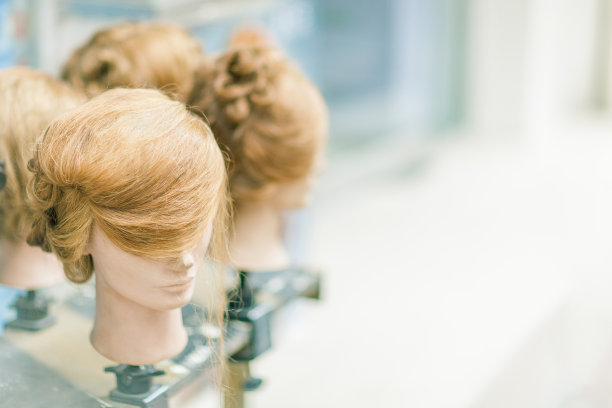 香港街头戴假发的人体模特图片下载