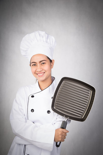 手持平底锅的女厨师图片下载