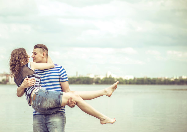 漂亮的一对户外夫妇，背景是湖图片下载