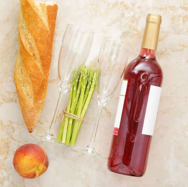 芦笋，法棍面包，桃子和一瓶酒图片下载
