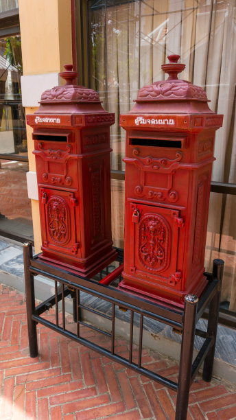 红色的邮筒图片下载