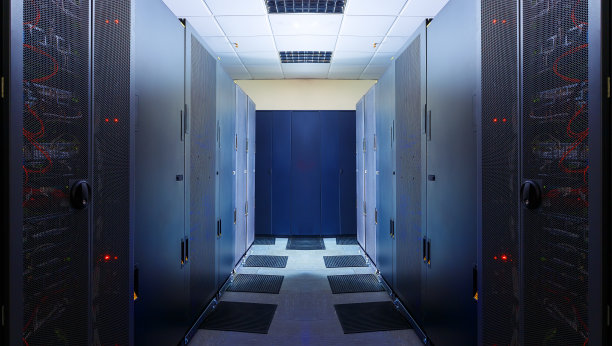 现代服务器室对称排列超级计算机灯光图片下载