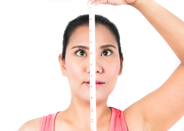 拿着卷尺的女人图片下载