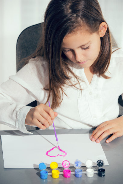 小女孩用水彩画图片下载