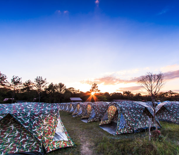 日落时分在普克拉杜昂国家公园的露营帐篷图片下载