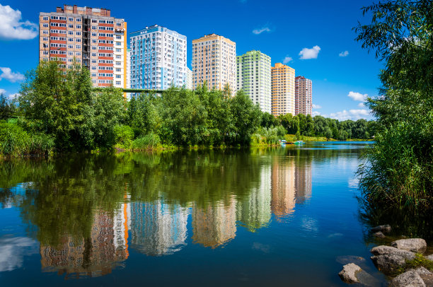 美丽多彩的大自然在高楼大厦之间图片下载