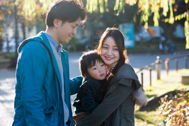 公园里的一家人图片下载