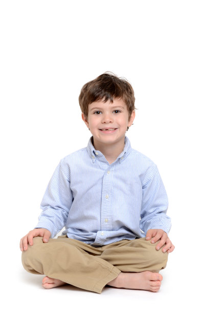 男孩坐在图片下载