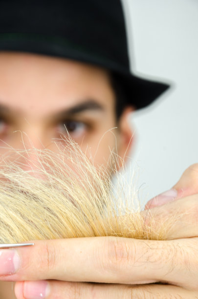 戴着金色帽子的理发师图片下载