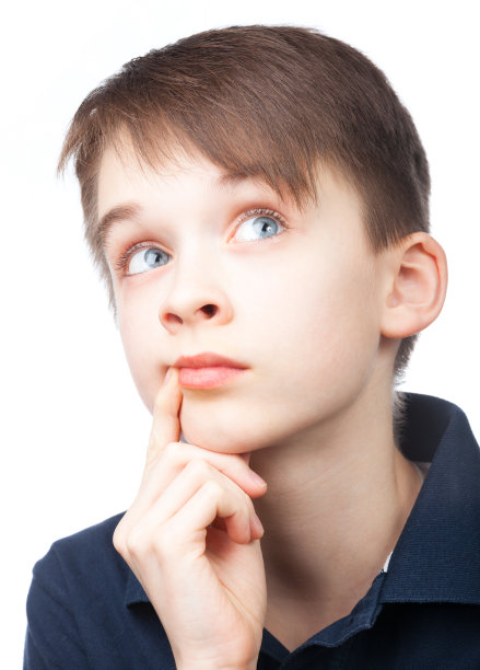 男孩抬头图片下载