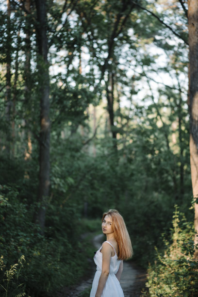 穿着白裙子的红发美女图片下载