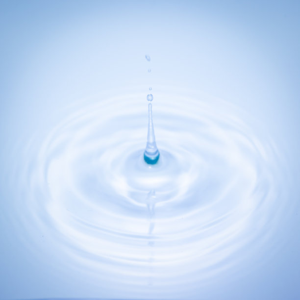 蓝色的水滴落下来图片下载