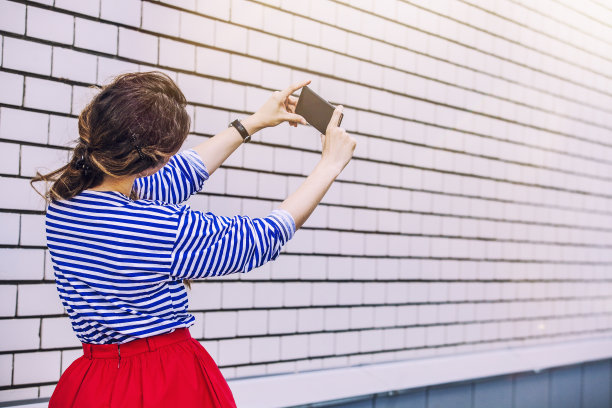 拿着手机的女孩让自己反抗图片下载