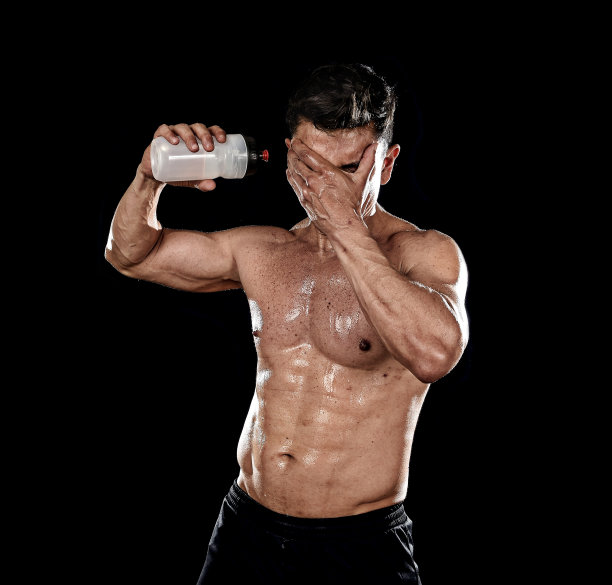 强壮的运动员把水倒在脸上，努力训练流汗图片下载