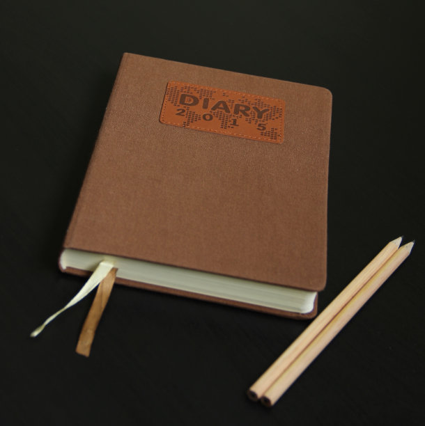 日记2015和铅笔在一个黑色的背景图片下载