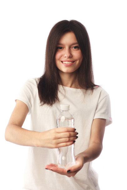 年轻的健身女子拿着瓶子与水隔离在白色图片下载