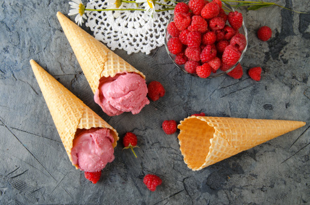 石桌上的覆盆子冰淇淋。前视图。图片下载