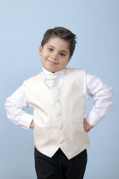 非常年轻英俊的男孩摆出自信的姿势图片下载