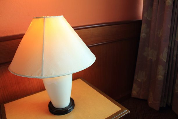 带床的台灯图片下载