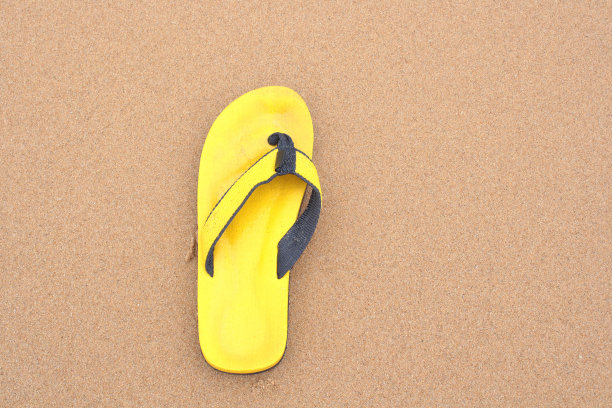 沙滩上的黄色拖鞋图片下载