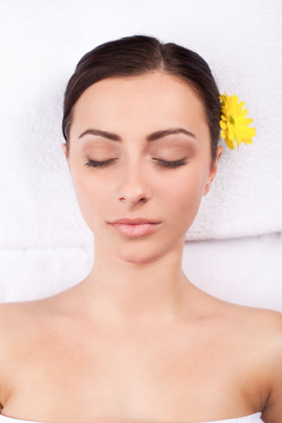 水疗中心的女孩。图片下载