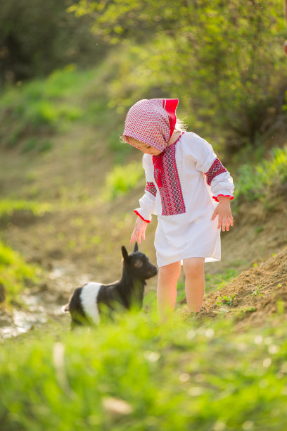 穿着民族服装的女孩图片下载