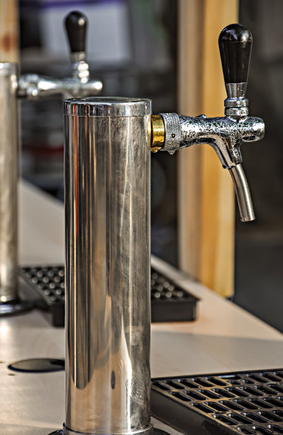 啤酒起重机。图片下载