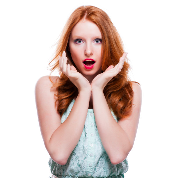 一个年轻女子在白色背景上看起来很惊讶的特写图片下载