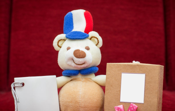 节日当天以红色面料为背景的礼物。图片下载