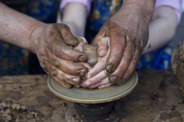 男人教孩子陶艺图片下载