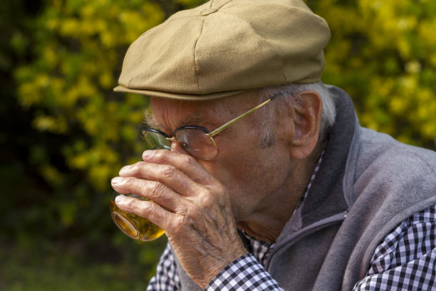 老人喝着一杯酒图片下载