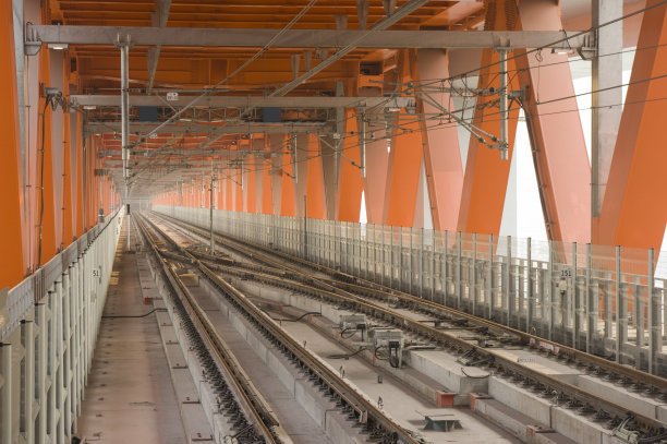 桥上的铁轨图片下载