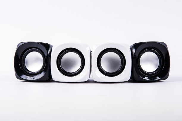 在白色背景上孤立的音乐柱图片下载