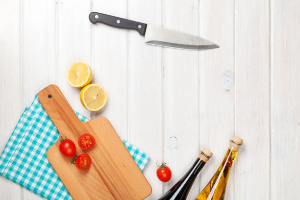 用西红柿和柠檬烹饪。从上面的观点图片下载