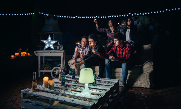 快乐的朋友们在聚会上拿着烟花图片下载