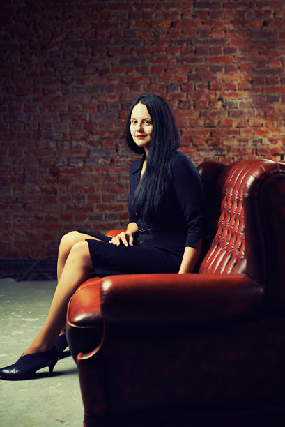 漂亮的女孩在黑暗的背景上摆姿势拍照图片下载