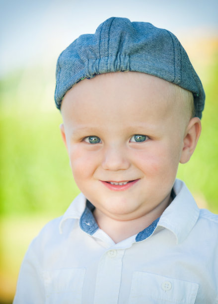 可爱的小男孩图片下载