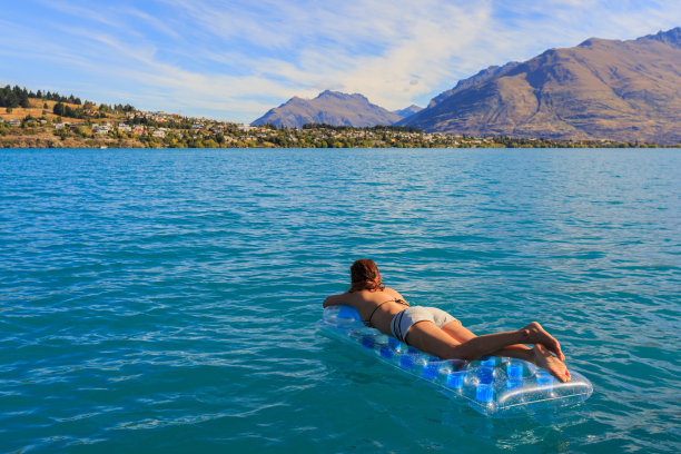 女孩漂浮在床垫上图片下载
